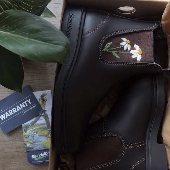 Hand-Embroidered Blundstone Boots - Picture 2 of 10